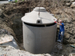 Aufsetzen des Konus auf eine Betonzisterne