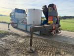 Betonzisterne auf LKW mit ausgefahrenen Stützen