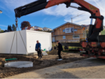 Betonzisterne beim versetzen mit LKW