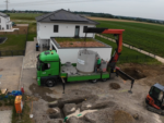 Drohnenbild von LKW beim versetzen eine Betonzisterne