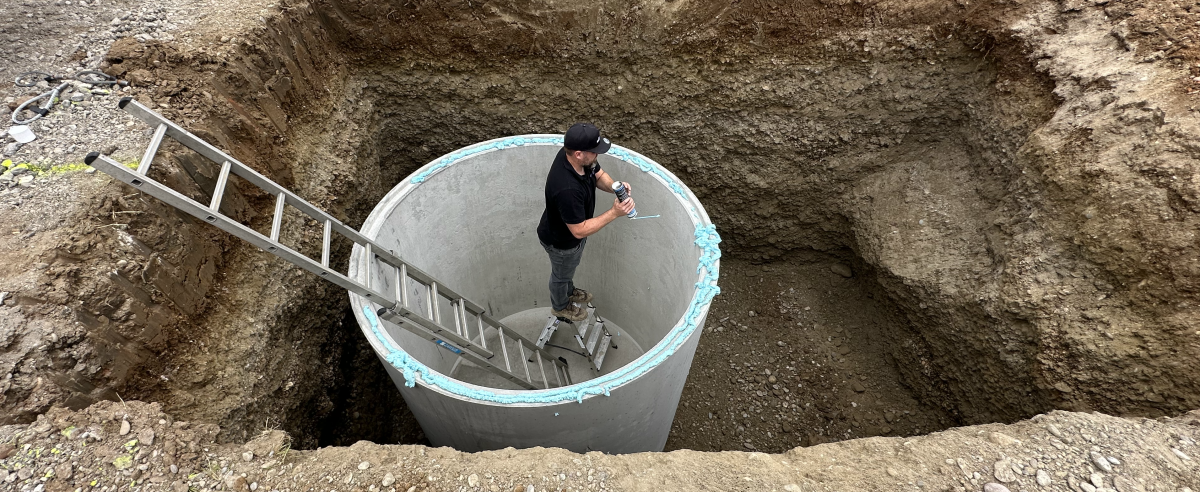 Aufbringen von Brunnenschaum auf einen Betonbehälter zur Konus Montage