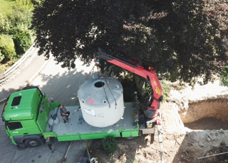 LKW beim abladen einer Betonzisterne beim Kunden.