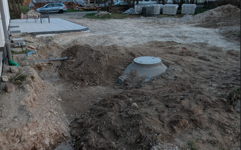 Abwasserbehälter in der der Erde verbaut. Abwassersammelgrube