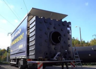 Kunststofftank beim Abladen aus dem LKW. MOMO und COCO Tank.