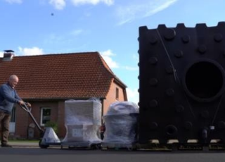 Frei Bordsteinkante wird der Kunststofftank hier abgeladen. MOMO und COCO Tank